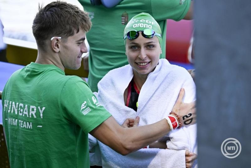 Betlehem Dávid és Fábián Bettina, a későbbi bronzérmes magyar váltó tagjai a nyíltvízi úszók váltóversenyében a párizsi vizes Európa-bajnokságon a Szajnán 2026. augusztus 8-án. MTI/Hegedüs Róbert
