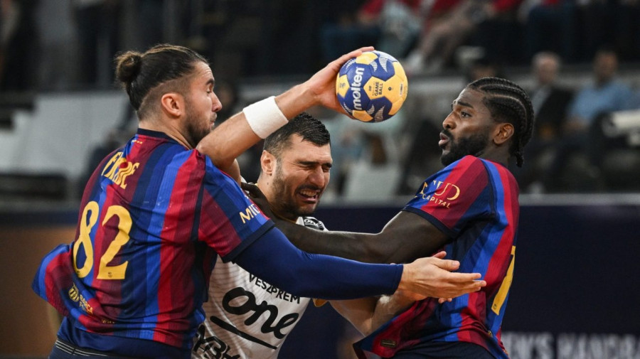 Jehia el-Dera, a One Veszprém HC (k), illetve Luis Frade (b) és Dika Mem, a Barcelona játékosa a férfi kézilabda klubvilágbajnokság döntőjének One Veszprém HC-Barcelona mérkőzésén az egyiptomi Új Közigazgatási Fővárosban 2026. október 1-jén. MTI/EPA/Mohamed Hosszam