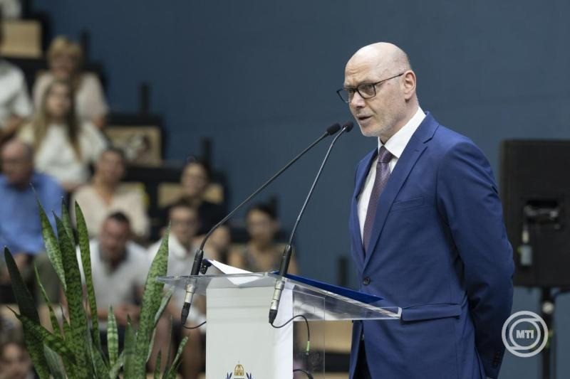 Kálnoki-Kiss Attila, a Belügyminisztérium sportért felelős államtitkára beszédet mond a Magyar Testnevelési és Sporttudományi Egyetem diplomaosztó ünnepségén a budapesti Dr. Koltai Jenő Sportközpontban 2026. július 11-én. MTI/Lakatos Péter