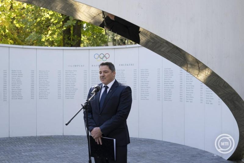 Csoportkép a résztvevőkről a Magyar Olimpiai Bizottság (MOB) halottak napi megemlékezésén a Farkasréti temetőben, az Olimpiai Bajnokok Falánál 2026. október 28-án. MTI/Kovács Márton