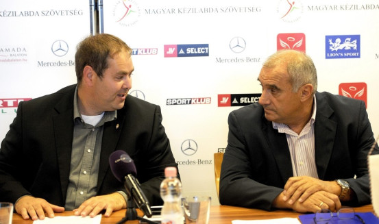 Vetési Iván, a Magyar Kézilabda Szövetség (MKSZ) elnöke (b) és Hajdu János korábbi szakmai igazgató a szövetség sajtótájékoztatóján a Magyar Sport Házában - MTI Fotó: Földi Imre