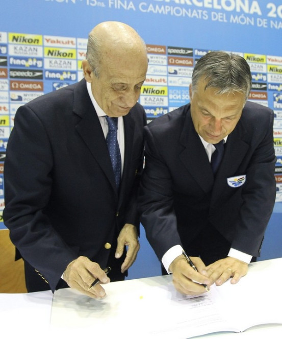 Julio Cesar Maglione, a vizes sportokat összefogó nemzetközi szövetség (FINA) elnöke (b) és Orbán Viktor miniszterelnök aláírják a rendezésről szóló szerződést a 2019-es és 2021-es vizes világbajnokság rendezéséről tartott sajtótájékoztatón. MTI Fotó: Kovács Anikó