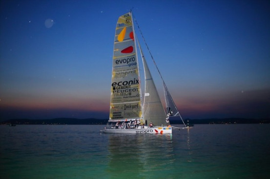 A verseny győztese, Litkey Farkas és 17 tagú csapata. MTI Fotó: Szántó Áron