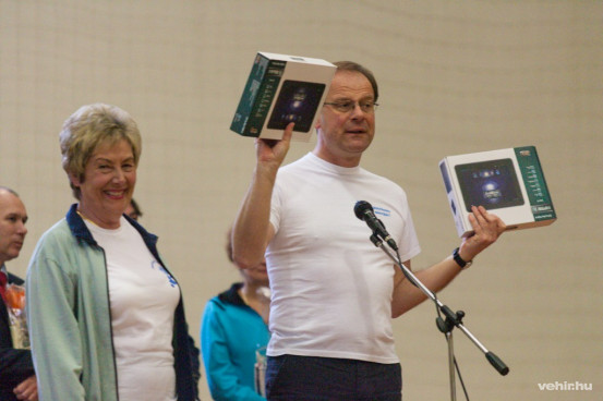 Dr. Navracsics Tibor a felajánlott nyereményekkel