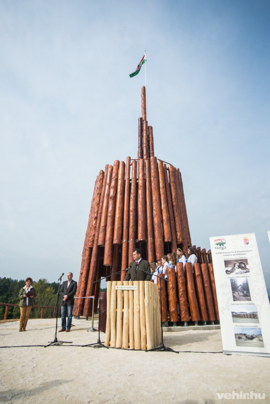 Az átadáson készült további fotóinkért kattintson a képre.