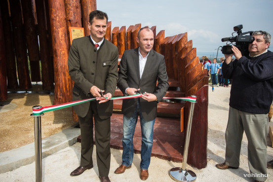 Az átadáson készült további fotóinkért kattintson a képre.