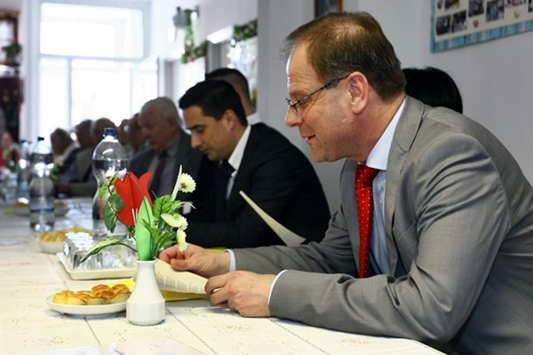 A klubdélután közös énekléssel kezdődött, amiből dr. Navracsics Tibor is aktívan kivette részét