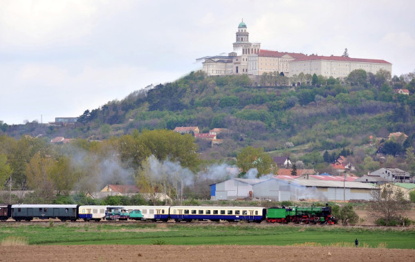 Nosztalgiavasút Pannonhalmánál (MTI fotó)