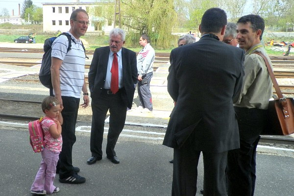 Navracsics Tibor a vonatra vár, még Zircen (Vehir fotó)