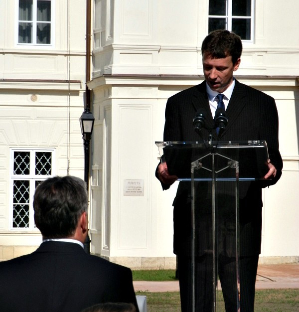 Orbán Viktor Ottó Pétert hallgatja