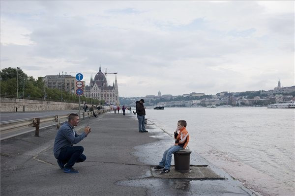 Ma még lehetett pózolni a parton, holnapra víz alatt lesz a rakpart (mti)