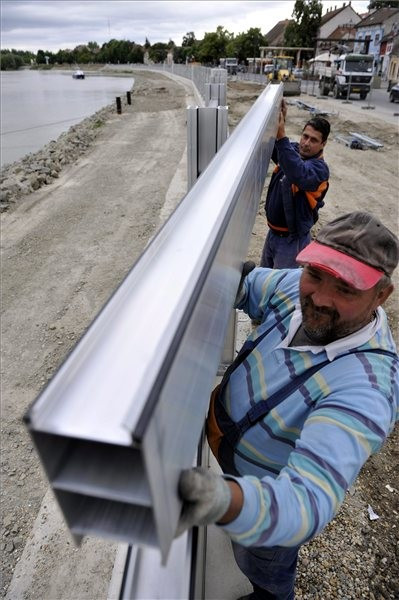 Mobilgát épül Szentendrén (MTI)