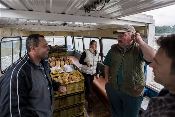 Hajóval viszik az élelmiszert Kisorosziba