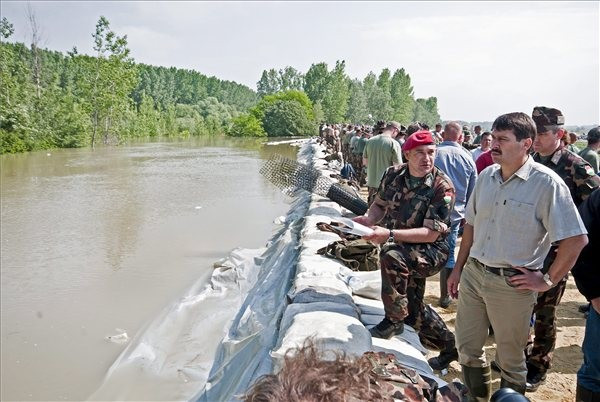 Áder János Győrújfalunál (mti-fotó)