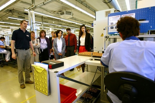 Gyárlátogatáson a monitoring bizottság tagjai