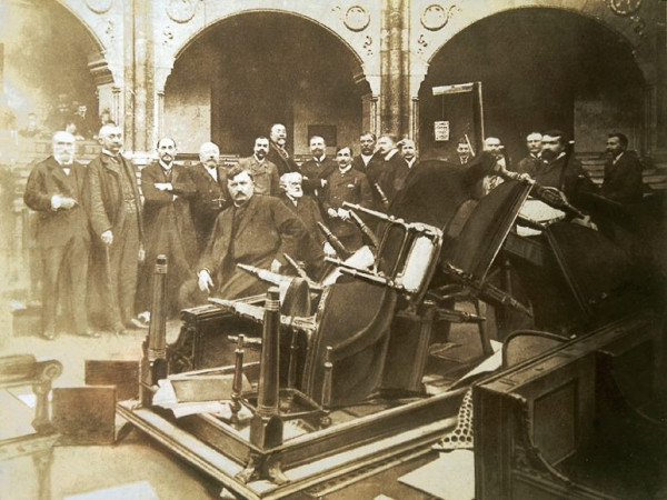 Az előbb említett, 1904-es balhéról készült ez a kép. Felhívnám a figyelmet a háttérben látható, diszkréten ácsolt akasztófára!