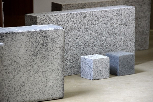 Előtérben a gyártott térkő, mögötte a természetes gránit