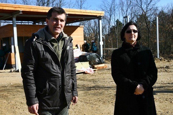 Török László és Brányi Mária ismerteti az állatkerti fejlesztéseket