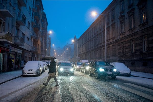 Budapesten is havazik - Fotó: MTI