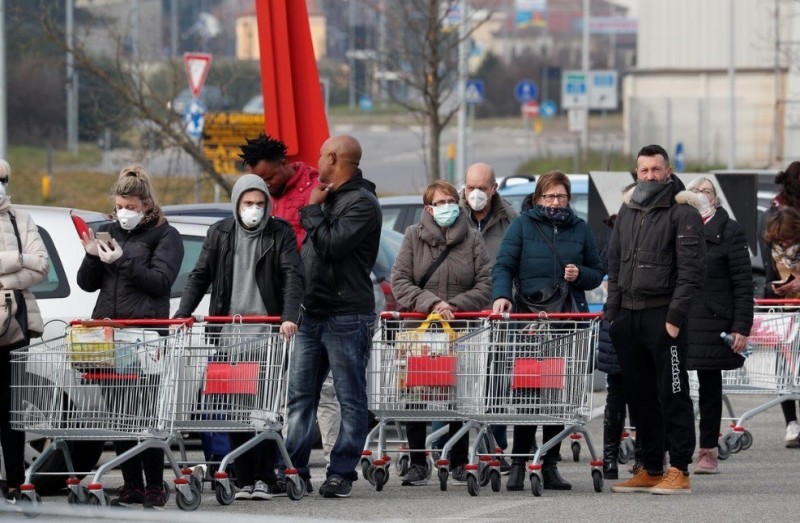 Az emberek sorban állnak egy szupermarketben, Casalpusterlengo városán kívül, amelyet az olasz kormány bezárt egy koronavírus-kitörés miatt Észak-Olaszországban, 2020. február 23-án. (kép: Reuters / Guglielmo Mangiapane)