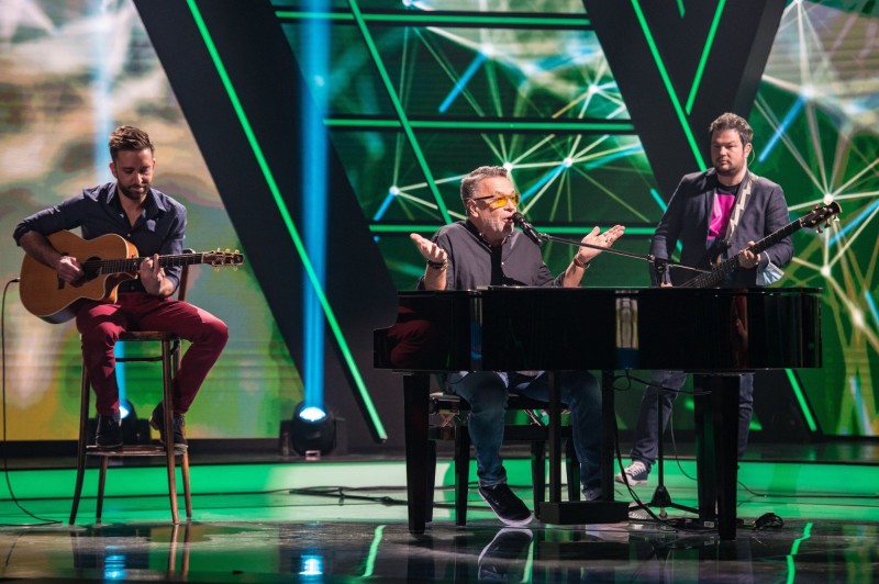 Süle Zsolt a Befúj című dalt adja elő A Dal 2021 televíziós show-műsor döntőjében a Médiaszolgáltatás-támogató és Vagyonkezelő Alap (MTVA) óbudai stúdiójában 2021. március 13-án. (MTI/Cseke Csilla)