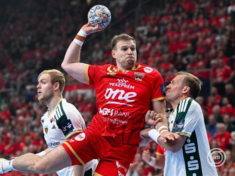 Dragan Pechmalbec, a Veszprém (k), valamint Matthes Langhoff (b) és Max Darj (j), a Füchse Berlin játékosai a férfi kézilabda Bajnokok Ligája csoportkörében játszott One Veszprém HC - Füchse Berlin mérkőzésen a One Veszprém Arénában 2026. október 21-én. MTI/Vasvári Tamás