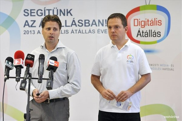 Tóth András, az Antenna Hungária kommunikációs vezetője és Zsuppán Attila, az NMHH kommunikációs igazgatója (MTI-fotó)