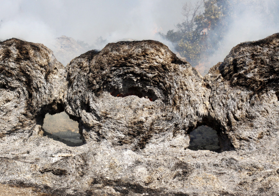  Parázsló körbálák Gyulafirátót mellett a Bakonyban 2013. augusztus 5-én. <br>MTI fotó: Nagy Lajos