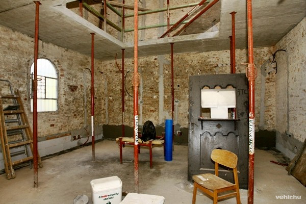 A várkapu teljes területén folyik a munka, az ősz folyamán már látogatható lesz