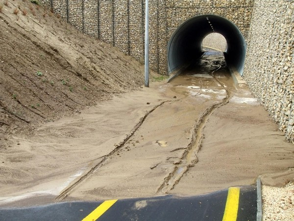 Még nem nőtt ki a növényzet, ami a lehulló eső folyamát mérsékelte volna<br>Fotó: facebook.com