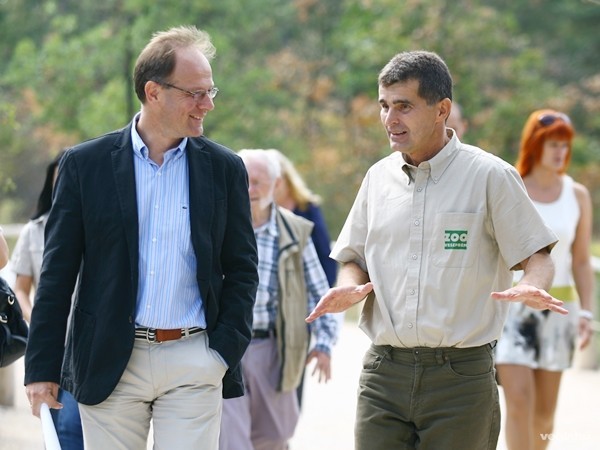 Dr. Navracsics Tibor miniszterelnök-helyettesnek számol be az elmúlt évek fejlesztéseiről Török László, az állatkert igazgatója