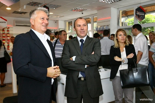 Sári Lajos (balra) és Porga Gyula figyeli a legújabb technikai csodákat