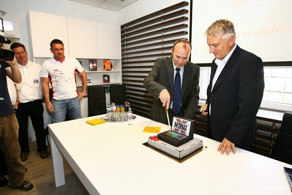 A húsz éves vállalkozás ünnepi tortája