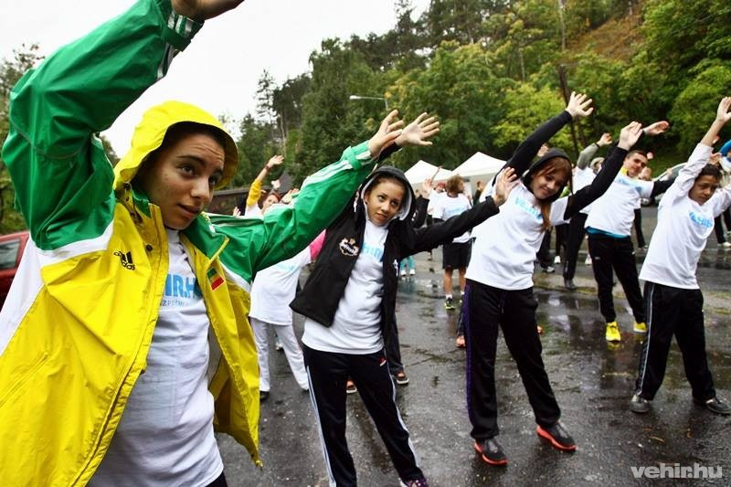 Bemelegítés vagy szinkronúszás?