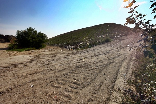 Befedett hulladéklerakó Zalahaláp mellett