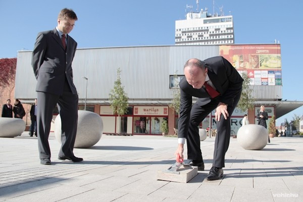 Az utolsó követ teszi a helyére a polgármester