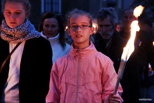 Fáklyás felvonulás a megemlékezés előtt