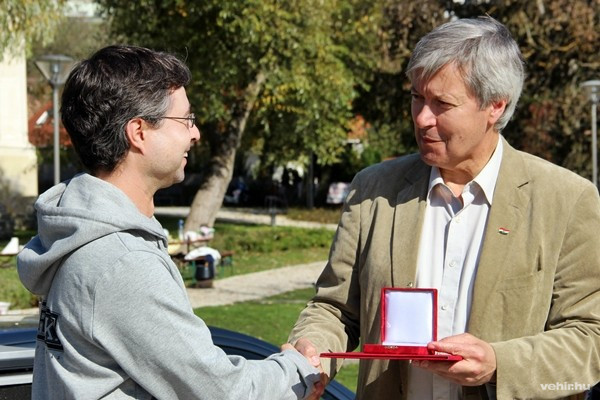 Gadár László, a Várfok Alapítvány elnöke fogadja az elismerést Némedi Lajos alpolgármestertől