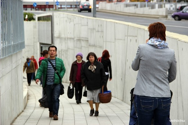A gyalogosok többsége már egyenesen az aluljárót veszi célba