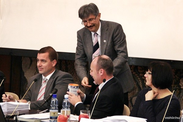 Katanics Sándor egy vödör narancssárga festéket adott át a polgármesternek, hogy egy kicsit színesebbé tegye a belvárost.