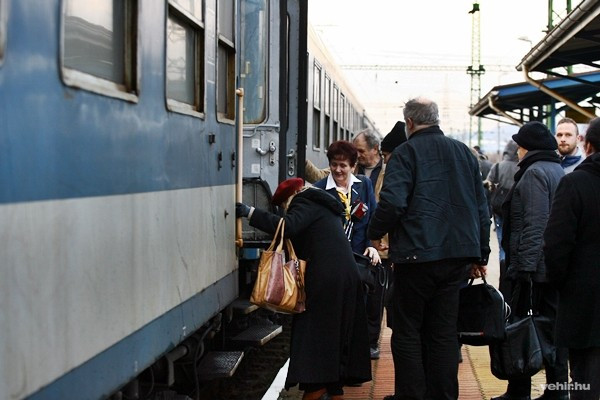 Felszállók a Budapestre tartó gyorsvonatra a veszprémi vasútállomáson