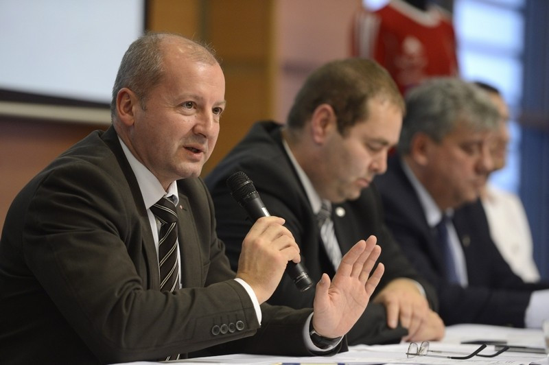 Simicskó István, az Emberi Erőforrások Minisztériumának sportért és ifjúságért felelős államtitkára (b) a magyar férfi kézilabda-válogatott sajtótájékoztatóján a fővárosi Sportok Házában 2013. január 9-én. Jobbról Vetési István, a Magyar Kézilabda Szövetség elnöke (b2), Mocsai Lajos szövetségi kapitány (b3) és Ilyés Ferenc csapatkapitány (j). MTI Fotó: Kovács Tamás