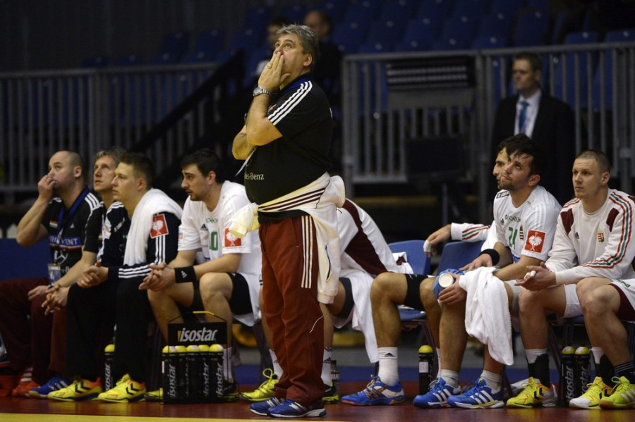 Mocsai Lajos szövetségi kapitány (k) a Dániában zajló férfi kézilabda Európa-bajnokság B csoportjában játszott Spanyolország - Magyarország mérkőzésen, az aalborgi Gigantiumban 2014. január 12-én. A magyar válogatott 34-27-re kikapott az esélyesebb, világbajnoki címvédő spanyol csapattól. MTI Fotó: Kovács Tamás