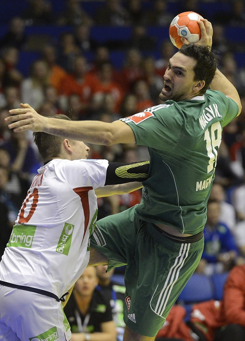 Nagy Kornél dob kapura a norvég Havard Tvedten mellett a Dániában zajló férfi kézilabda Európa-bajnokság B csoportjában játszott Magyarország - Norvégia mérkőzésen, az aalborgi Gigantiumban 2014. január 16-án. MTI Fotó: Kovács Tamás