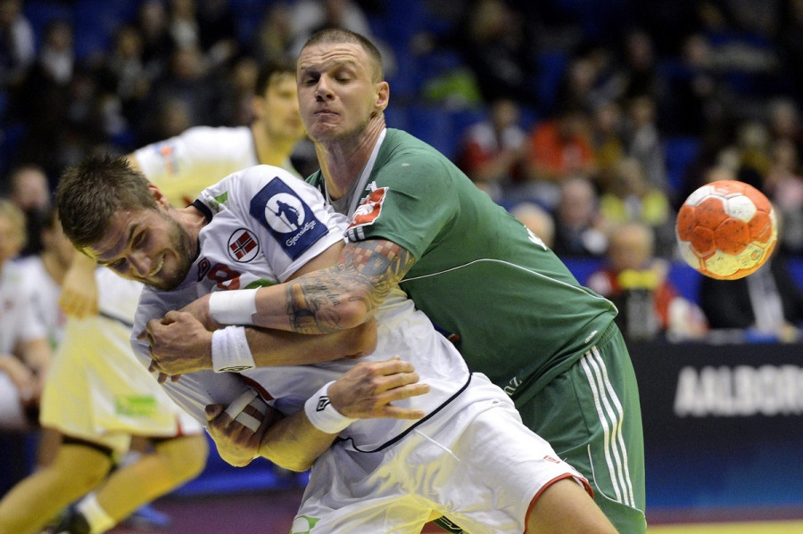 Zubai Szabolcs (j) és a norvég Bjarte Myrhol a Dániában zajló férfi kézilabda Európa-bajnokság B csoportjában játszott Magyarország - Norvégia mérkőzésen, az aalborgi Gigantiumban 2014. január 16-án. MTI Fotó: Kovács Tamás