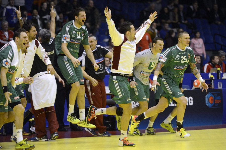 A magyar csapat tagjai örülnek az eredménynek a Dániában zajló férfi kézilabda Európa-bajnokság B csoportjában játszott Magyarország - Norvégia mérkőzésen, az aalborgi Gigantiumban 2014. január 16-án. A találkozó 26-26-os döntetlennel zárult, ezzel a magyar válogatott bejutott a középdöntőbe. MTI Fotó: Kovács Tamás