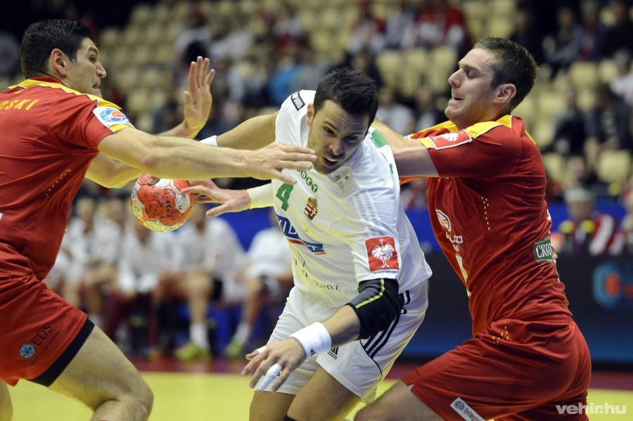 Szöllősi Szabolcs (k), valamint Acse Jonovszki (b) és Velko Markovszki a Dániában zajló férfi kézilabda Európa-bajnokság középdöntőjének első fordulójában játszott Macedónia - Magyarország mérkőzésen, a herningi Boxenben, 2014. január 18-án. MTI Fotó: Kovács Tamás