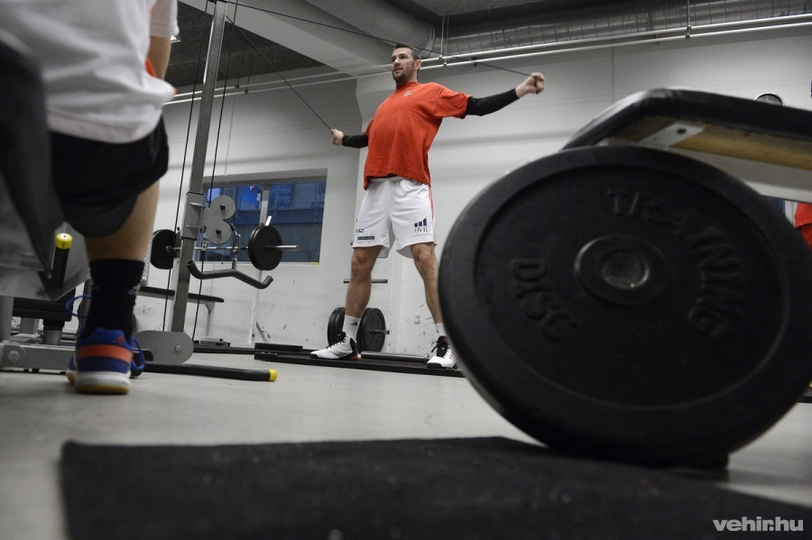 Ilyés Ferenc, a magyar kézilabda-válogatott csapatkapitánya erősít a Dániában zajló férfi kézilabda Európa-bajnokság B csoportjának pihenőnapján az aalborgi Gigantium arénában 2014. január 15-én. A magyar válogatott január 16-án este Norvégia legjobbjai ellen játszik. MTI Fotó: Kovács Tamás