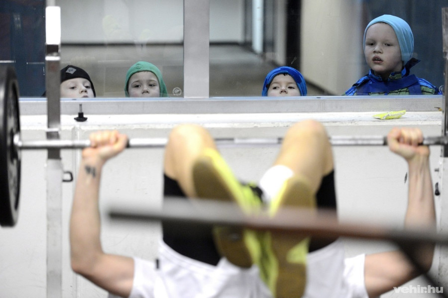 Gyerekek figyelik Szalafai Gábort, a magyar kézilabda-válogatott tagját erősítés közben a Dániában zajló férfi kézilabda Európa-bajnokság B csoportjának pihenőnapján az aalborgi Gigantium arénában 2014. január 15-én. A magyar válogatott január 16-án este Norvégia legjobbjai ellen játszik. MTI Fotó: Kovács Tamás