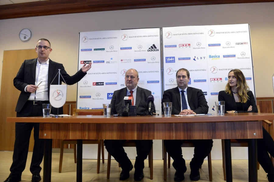 Ágai Kis András, a Magyar Kézilabda Szövetség (MKSZ) sajtófőnöke (b) bemutatja a női kézilabda-válogatott új vezetőit, Németh András szövetségi kapitányt (b2) és Pálinger Katalin csapatmenedzsert (j) a női csapat új vezetőit bemutató sajtótájékoztatón Budapesten, a Sportok Házában 2014. február 14-én. Jobbról Vetési Iván, az MKSZ elnöke (j2). A szövetségi kapitány megbízatása a 2016-os Rio de Janeiró-i olimpia végéig szól. MTI Fotó: Kovács Tamás